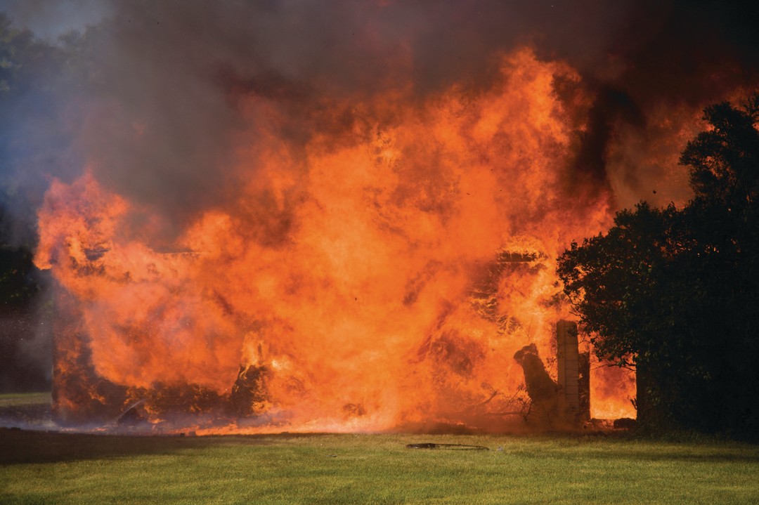 House fire S5RaD5RnVZ8XExVOuH6JqCu18q0ABlZBh rgb l